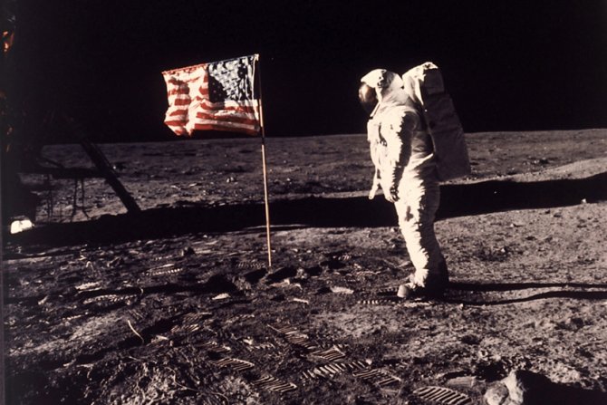 Misija Apolo 11 spustila se na tlo Zemljinog satelita 20. jula 1969. Misija Apolo 11 spustila se na tlo Zemljinog satelita 20. jula 1969.