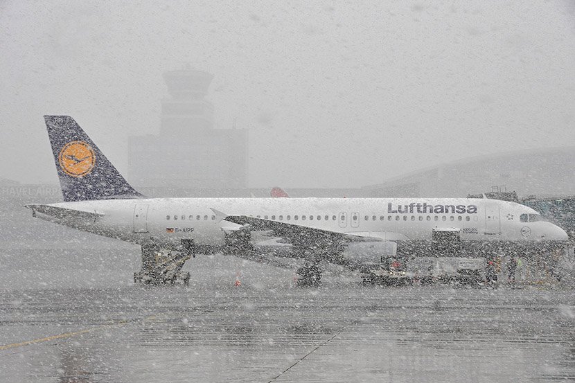 Lufthanza avion, zavejan aerodrom, sneg Lufthanza avion, zavejan aerodrom, sneg