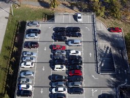 Parking, automobili, Beograd, panorama grada, Ušće, reka, Muzej savremene umetnosti 