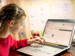 Dete, deca, devojcica, kompijuter, kompjuter, laptop, lap top, internet, računar, facebook, fejsbuk