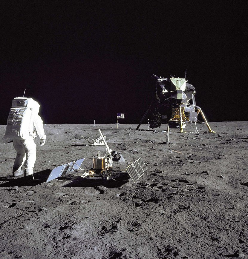 Aldrin gleda u mirnu bazu Aldrin gleda u mirnu bazu