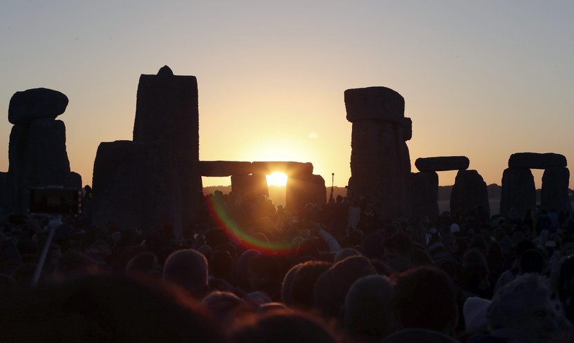 Oko 10.000 ljudi okupilo se prvog dana leta, oko Stounhendža