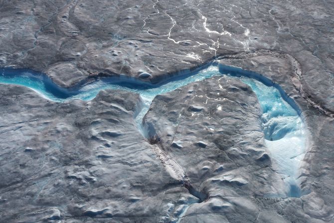 Usled topljenja leda formiraju se reke na ledenoj površini zapadnog Grenlanda i ulivaju se kroz mulinske rupe u okean.