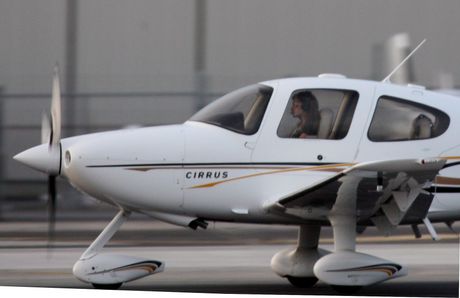 Anđelina Džoli, pilot Angelina Jolie lifts her Cirrus Design SR22 Anđelina Džoli, pilot Angelina Jolie lifts her Cirrus Design SR22