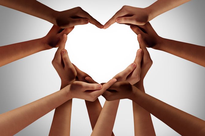 Ruke u obliku srca, druzenje, prijateljstvo