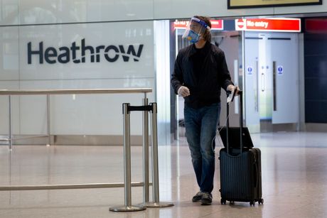 Heathrow Airport, Hitrou aerodrom, aerodrom, putnici, maske, terminal, torba, kofer, prtljag, putovanja Heathrow Airport, Hitrou aerodrom, aerodrom, putnici, maske, terminal, torba, kofer, prtljag, putovanja