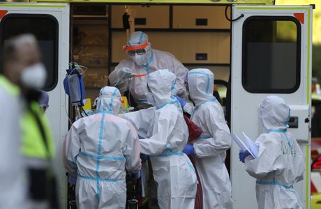 Pacijent, bolesnik,  doktor, maske, odela, koronavirus, ambulantna kola