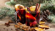 Bezalkoholno kuvano vino sa narom i kupinama: Zimski napitak pun boja, aroma i prirodne slatkoće