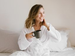 Kafa žena krevet jutro buđenje