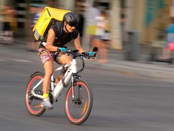 Španija, dostava hrane, biciklista