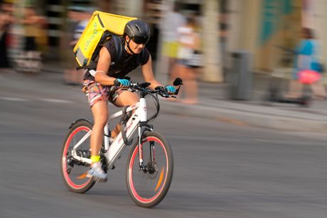 Španija, dostava hrane, biciklista