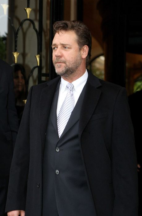 Rasel Krou, Russell Crowe