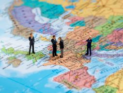 Miniature business people on map of Europe Mapa Evropa biznis