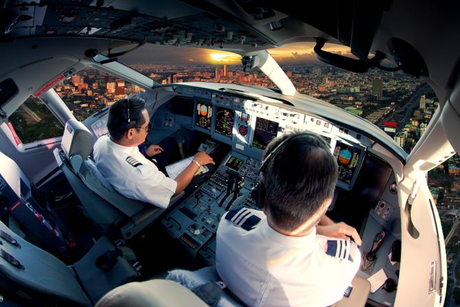 Avion piloti pilotska kabina Avion piloti pilotska kabina