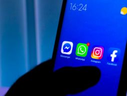 Smartfon društvene mreže smartphone social media icons Messenger WhatsApp Instagram Facebook