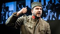 Nenad Jezdić s pozornice tokom predstave "Knjiga o Milutinu" doviknuo muškarcu u publici: "Skloni to iz ruke!"