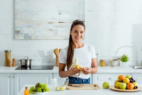 Žena, banana, kuhinja