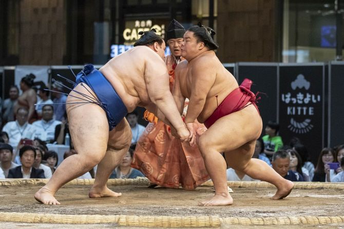 Bugarin sumo rvač Daniel Ivanov  Aoiyama Kosuke