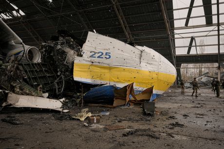 Antonov An-225 avion Ukrajina rat aerodrom Homostel Antonov An-225 avion Ukrajina rat aerodrom Homostel