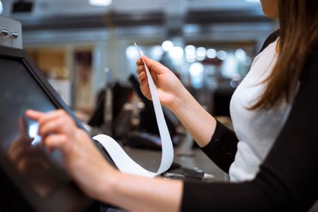 Devojka fiskalna kasa računi kasirka prodavačica