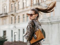 Braon torba, devojka, leoprad print, konjski rep, naočare