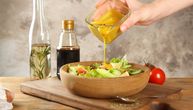 Pravi se u jednom koraku, a daje bogat ukus svakoj salati: Recept za jednostavan preliv od sušenog paradajza