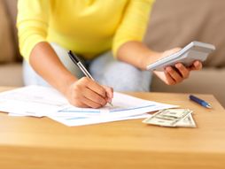 Rad od kuće  pare novac  finansije žena kuća posao digitron