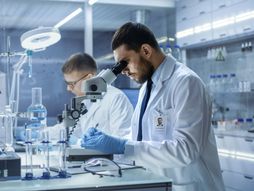 Naučnik, naučnici laboratorija eksperimenti mikroskop