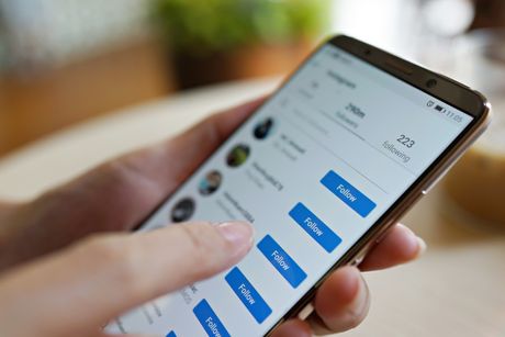 Mobilni telefon društvene mreže pratioci followers Instagram