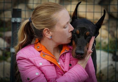 Pas i poljupci i zagrljaji vlasnika