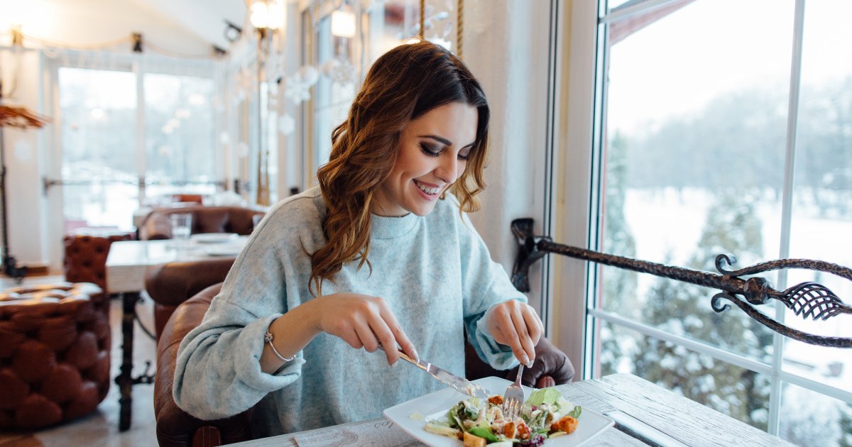 Samo jedan obrok van kuće dnevno podiže unos soli za 7%: Šta to znači za vaše zdravlje