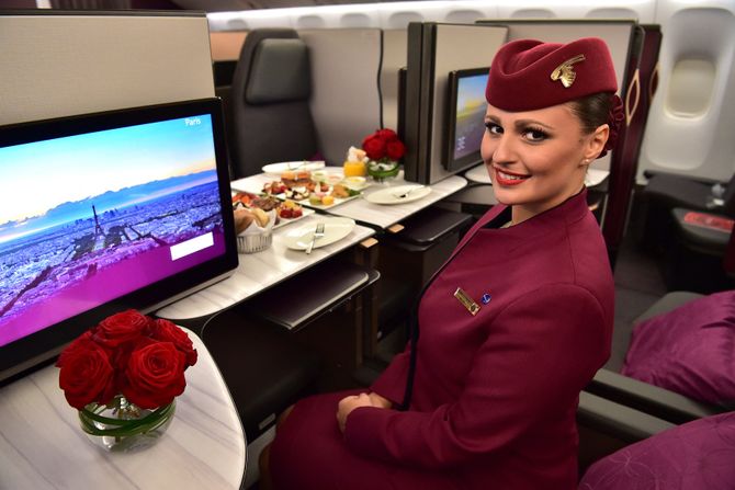 Qatar Airways Boeing 777 biznis klasa stjuardesa Qatar Airways Boeing 777 biznis klasa stjuardesa