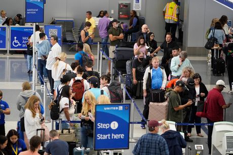 kašnjenje leta, kasni avion, aerodrom, šalter, čekiranje, gužva, redovi, Denver kašnjenje leta, kasni avion, aerodrom, šalter, čekiranje, gužva, redovi, Denver
