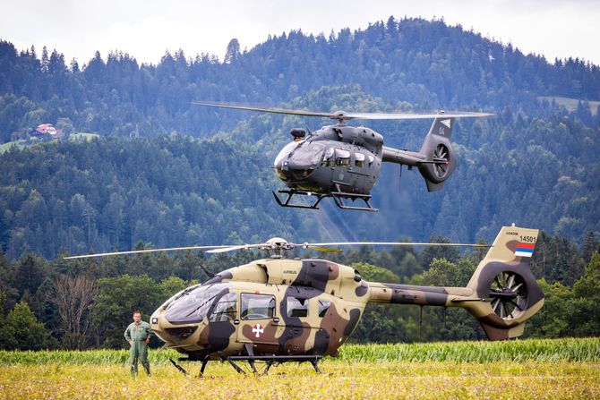 MULTINACIONALNE SNAGE HELIKOPTERIMA POMAZU SLOVENIJI POSLE POPLAVA