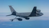Američki tanker KC-135R sa desetinama zakrpa sleteo u Britaniju nakon napada u Saudijskoj Arabiji