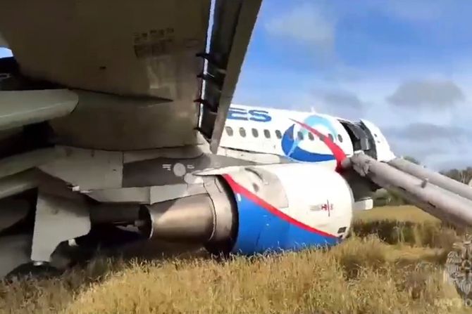 Rusija prinudno sletanje aviona