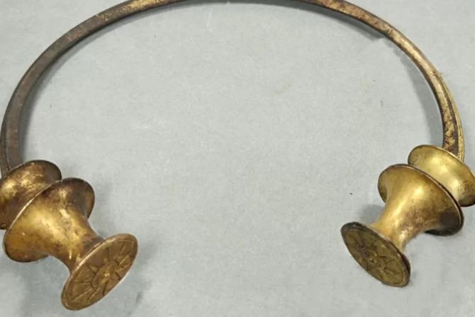 Zlatna ogrlica, Španija