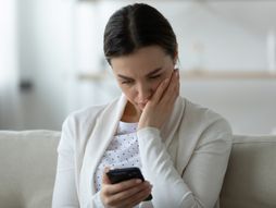 Devojka mobilni telefon