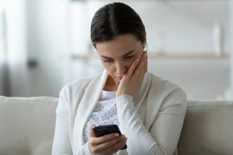 Devojka mobilni telefon