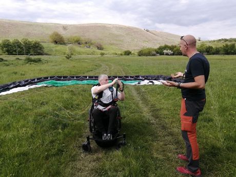 Prvi paraglajding let osobe sa invaliditetom u Srbiji Prvi paraglajding let osobe sa invaliditetom u Srbiji