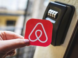 Airbnb logo beskontaktno prijavljivanje u apartmane, kratkoročna rezervacija smeštaja