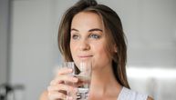 Jeftini trik za zdravlje: Šta se tačno dešava u telu ako svakog dana pijete toplu vodu?