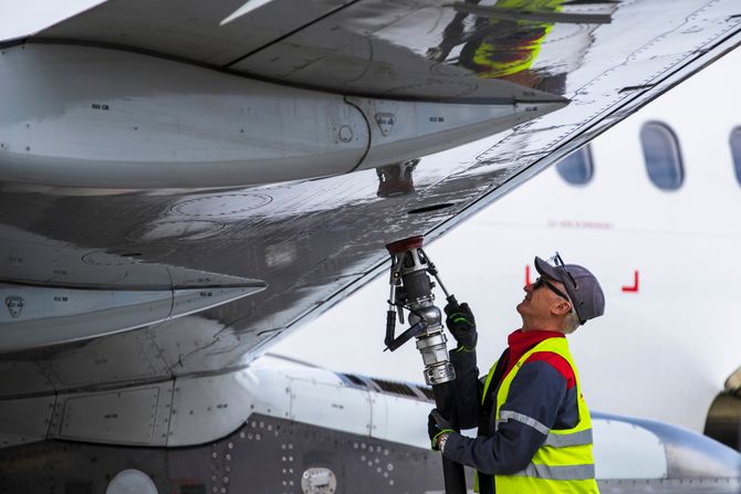Točenje goriva u avion Točenje goriva u avion
