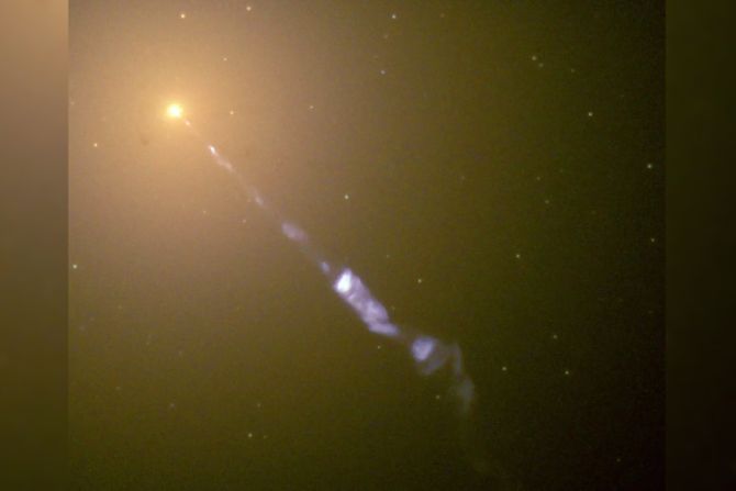 galaksija M87, mlaz energije