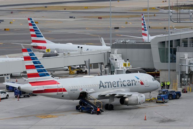 Avion aerodrom Njujork Ameriken Erlajnz American Airlines LaGuardia Avion aerodrom Njujork Ameriken Erlajnz American Airlines LaGuardia