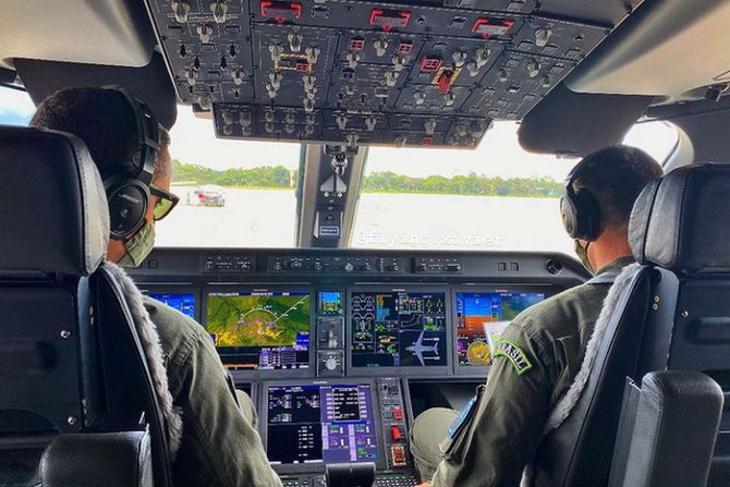 Avion Embraer KC 390 kokpit pilot