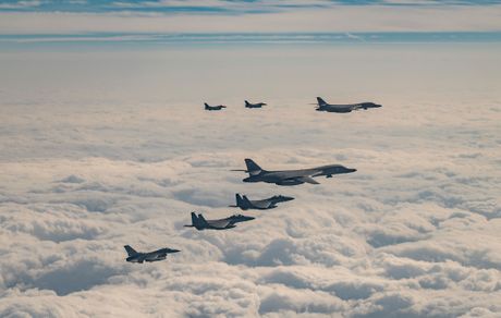 Američki bombarder B-1B vojna vežba Južna Koreja Japan Američki bombarder B-1B vojna vežba Južna Koreja Japan