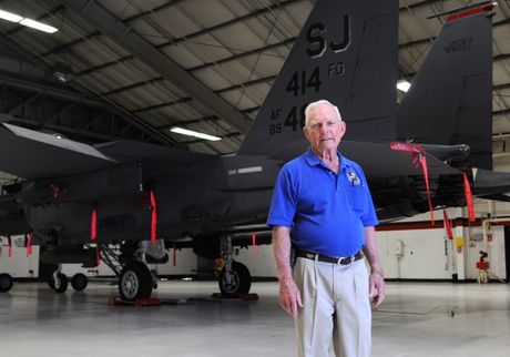 Bob Pardo u hangaru svoje nekadašnje jedinice Bob Pardo u hangaru svoje nekadašnje jedinice