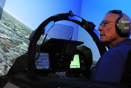 Bob Pardo za simulatorom leta Bob Pardo za simulatorom leta