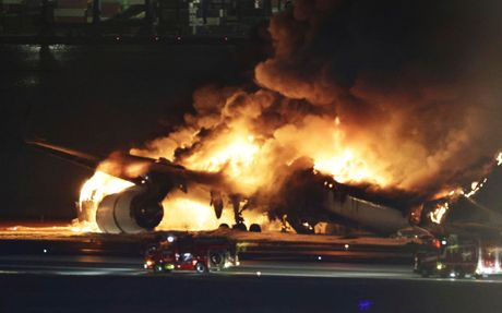 Tokio Japan zapalio se avion Tokio Japan zapalio se avion